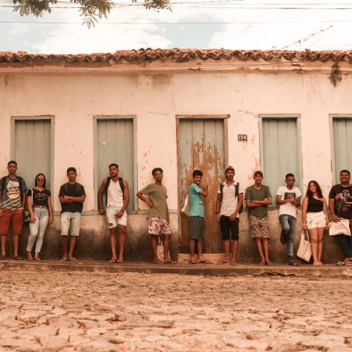 Fotografia de jovens posando em frente a um casarão antigo em Rubim.